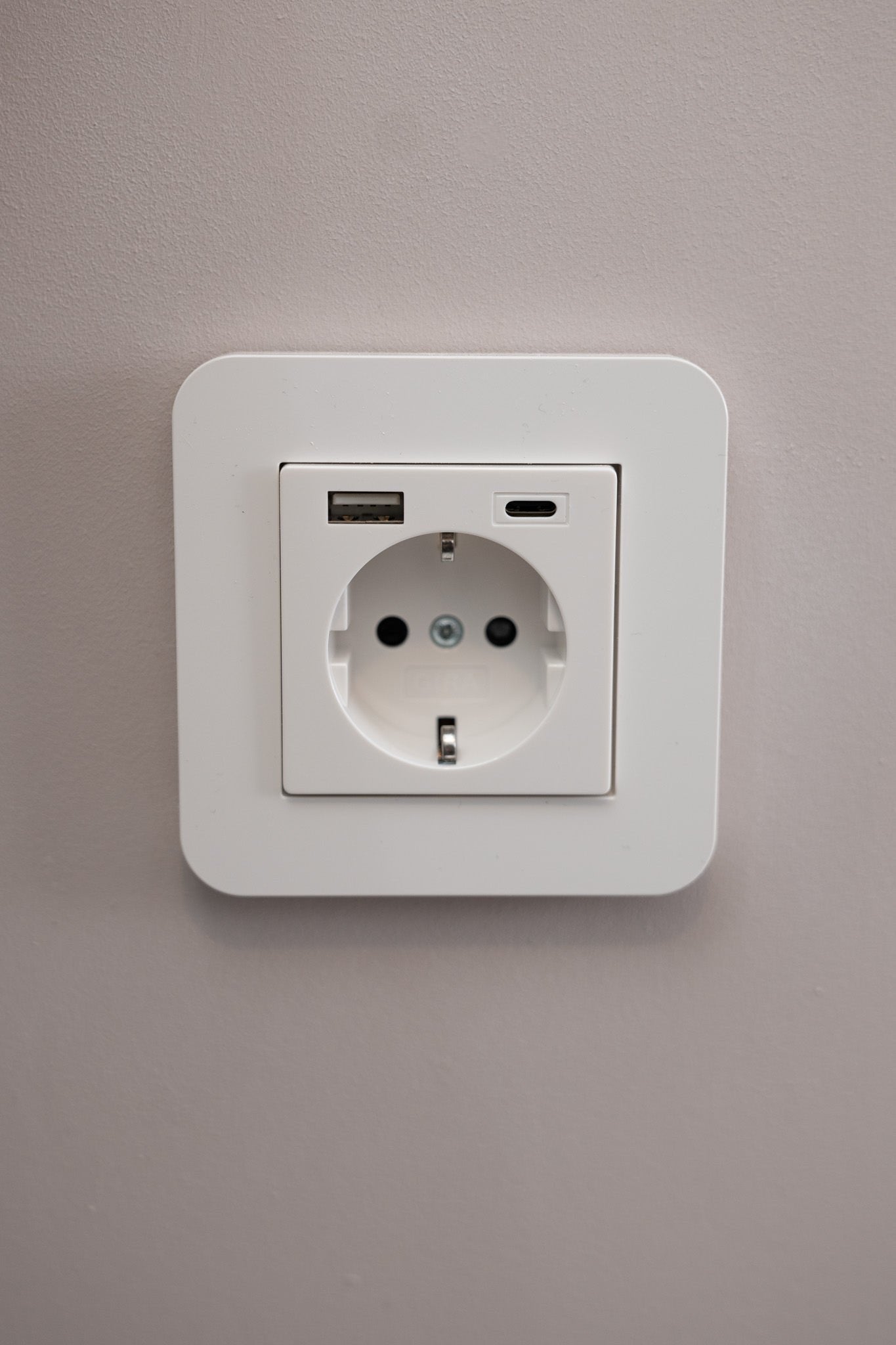 Gira-Weiß-Glänzend-E3-Komfort, Uncategorized, Anders Smart