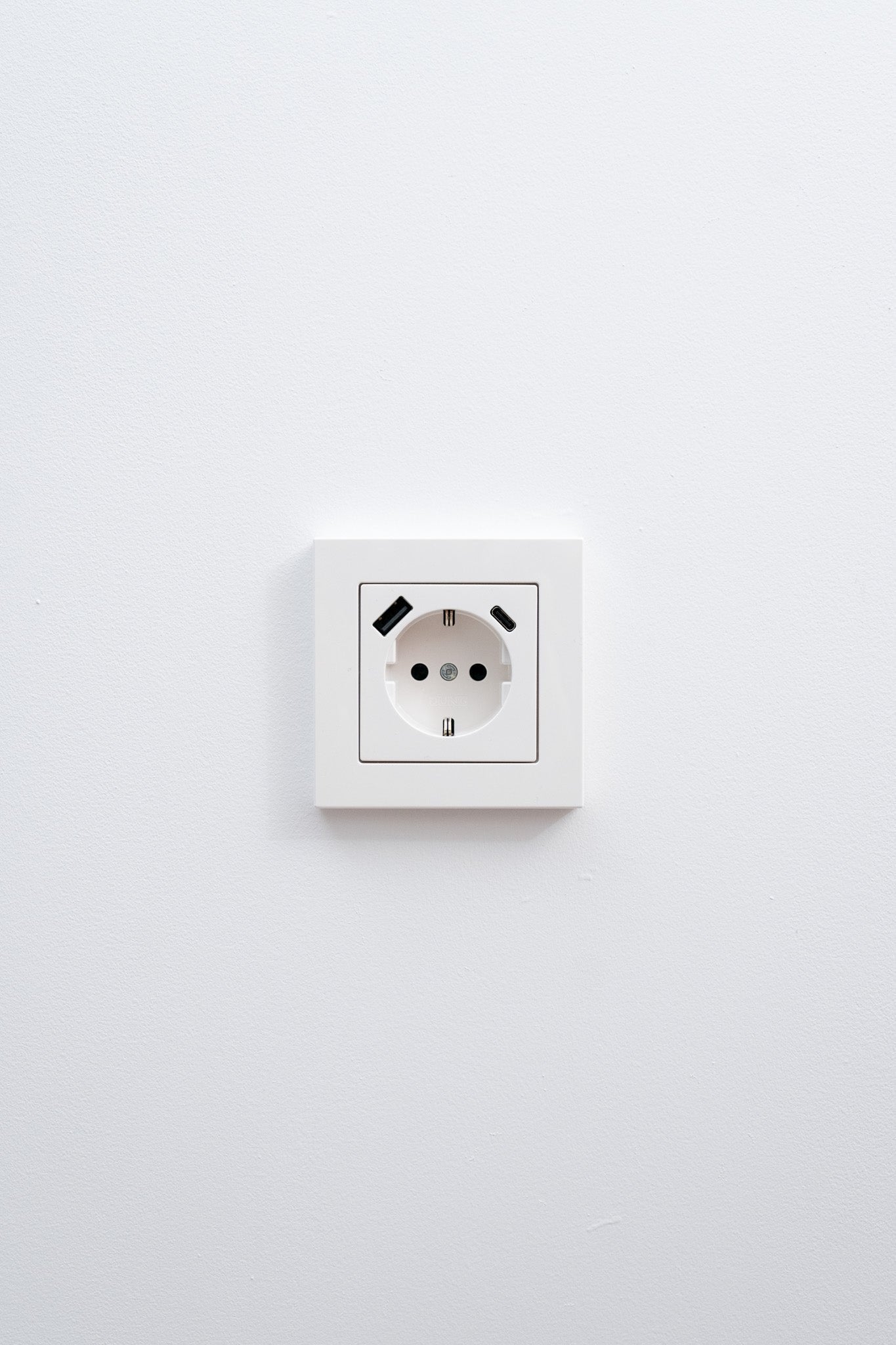 JUNG-Weiß-Glänzend-A550-Luxus, Uncategorized, Anders Smart