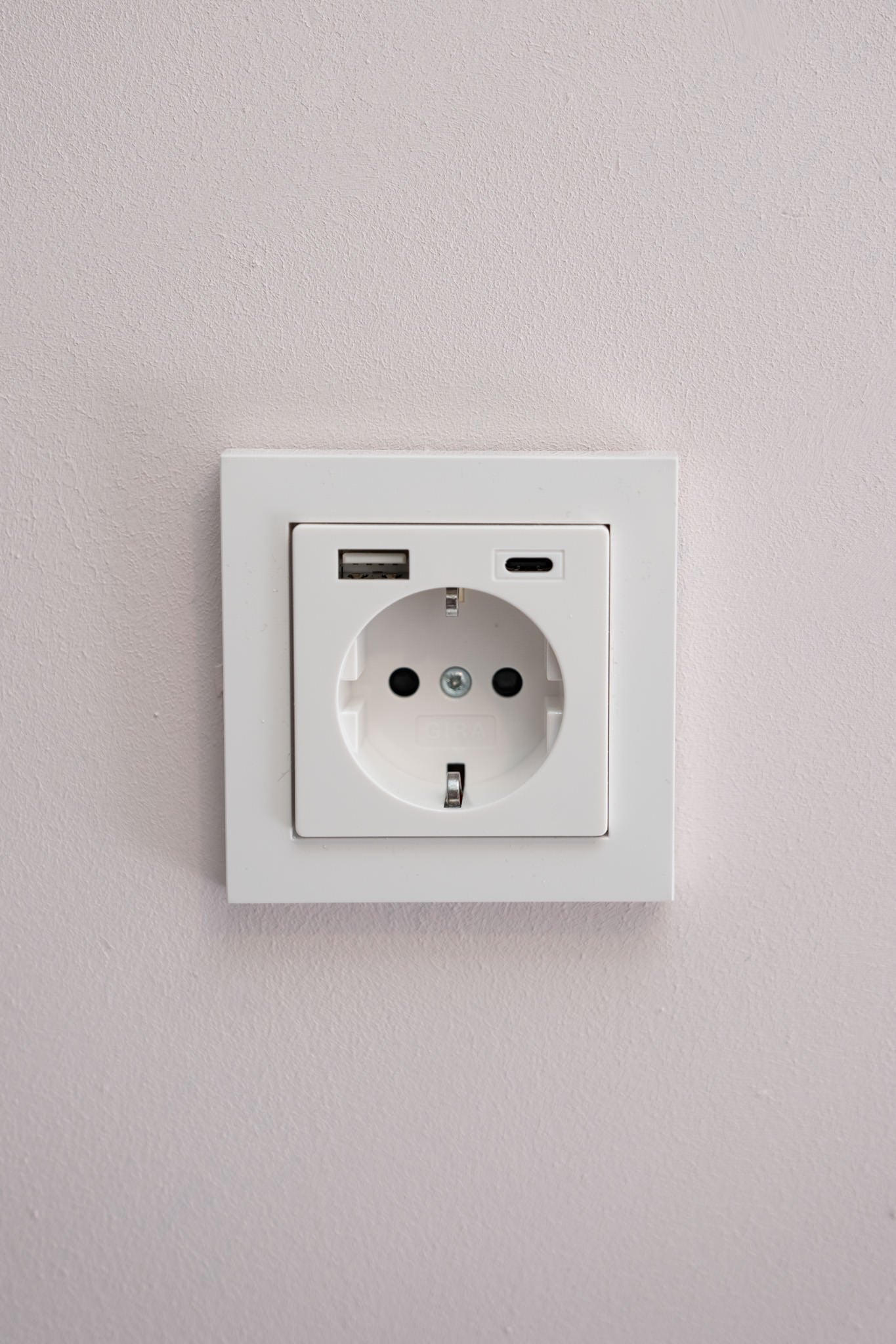 Gira-Weiß-Glänzend-E2-Komfort, Uncategorized, Anders Smart