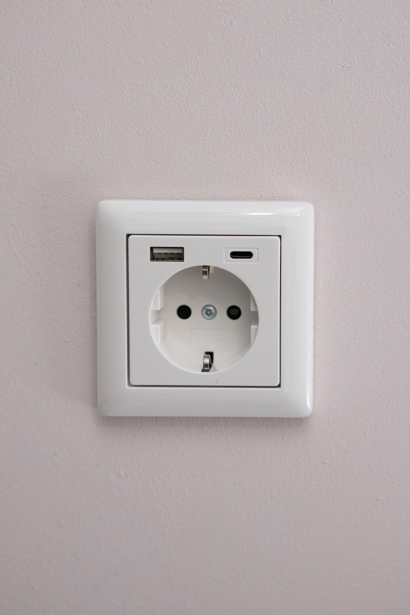 Gira-Weiß-Glänzend-S55-Komfort, Uncategorized, Anders Smart