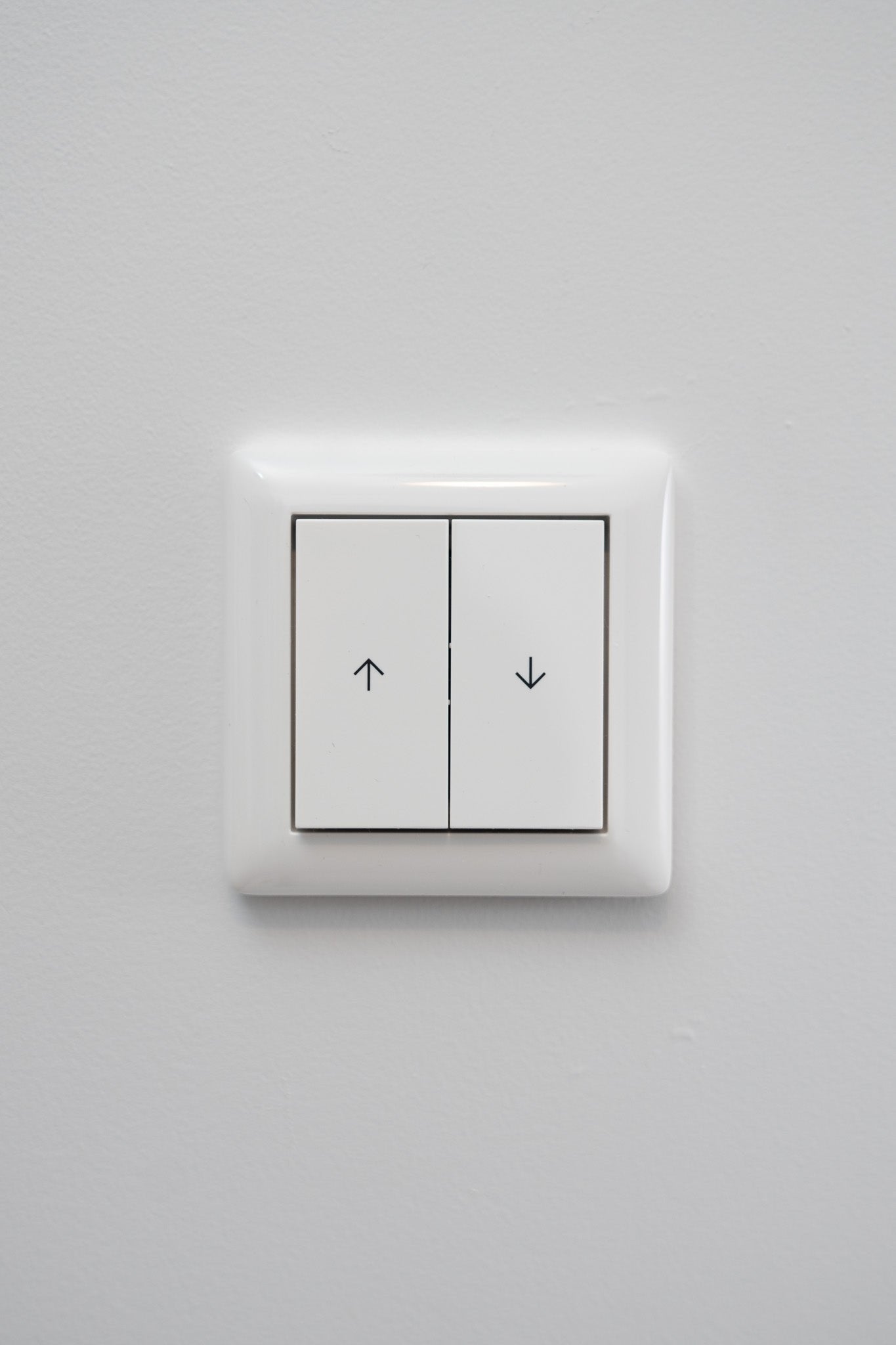 Jalousie-Gira-Reinweiß-Glänzend-S55, Uncategorized, Anders Smart