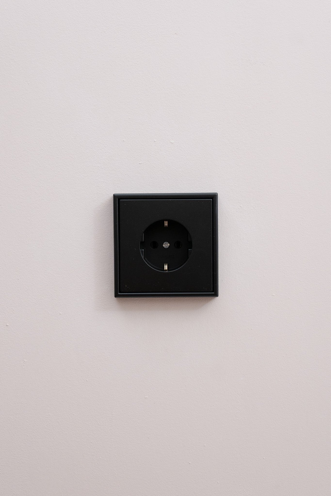 JUNG-Schwarz-Matt-LS-Standard, Uncategorized, Anders Smart