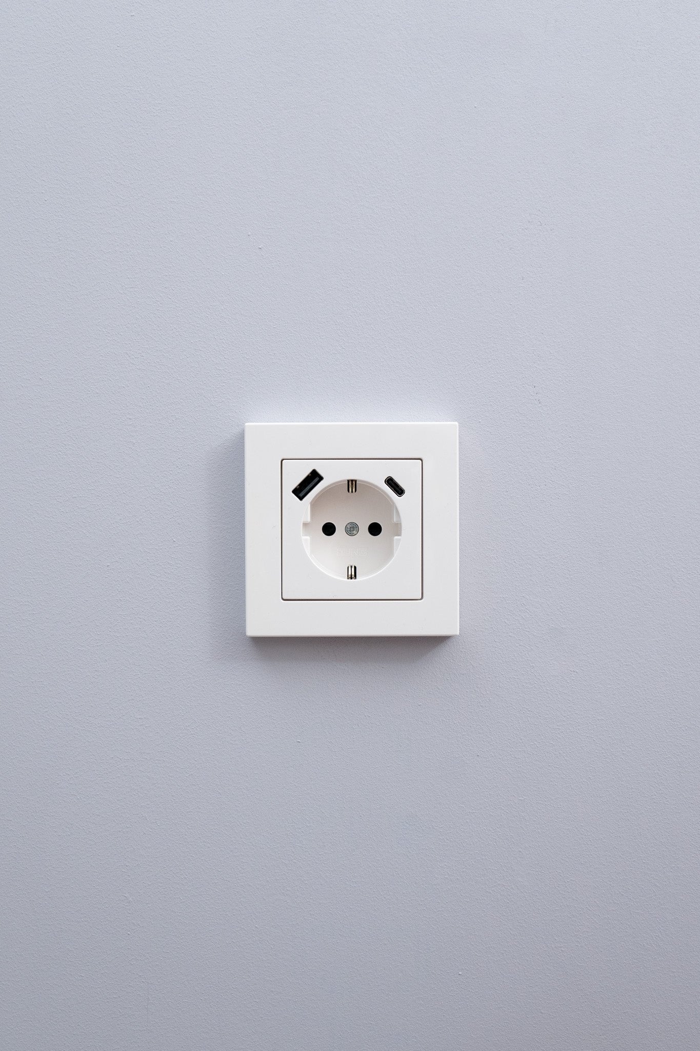 JUNG-Weiß-Glänzend-A550-Luxus, Uncategorized, Anders Smart