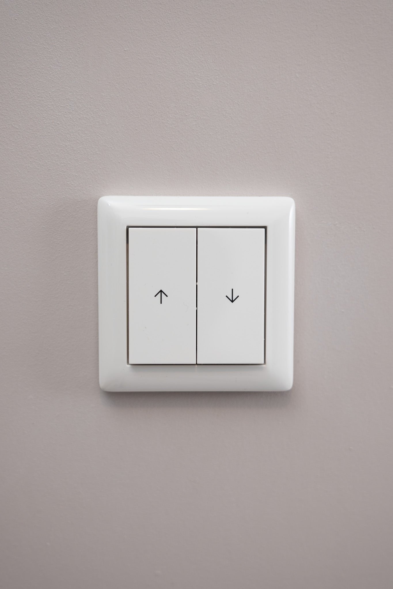 Jalousie-Gira-Reinweiß-Glänzend-S55, Uncategorized, Anders Smart