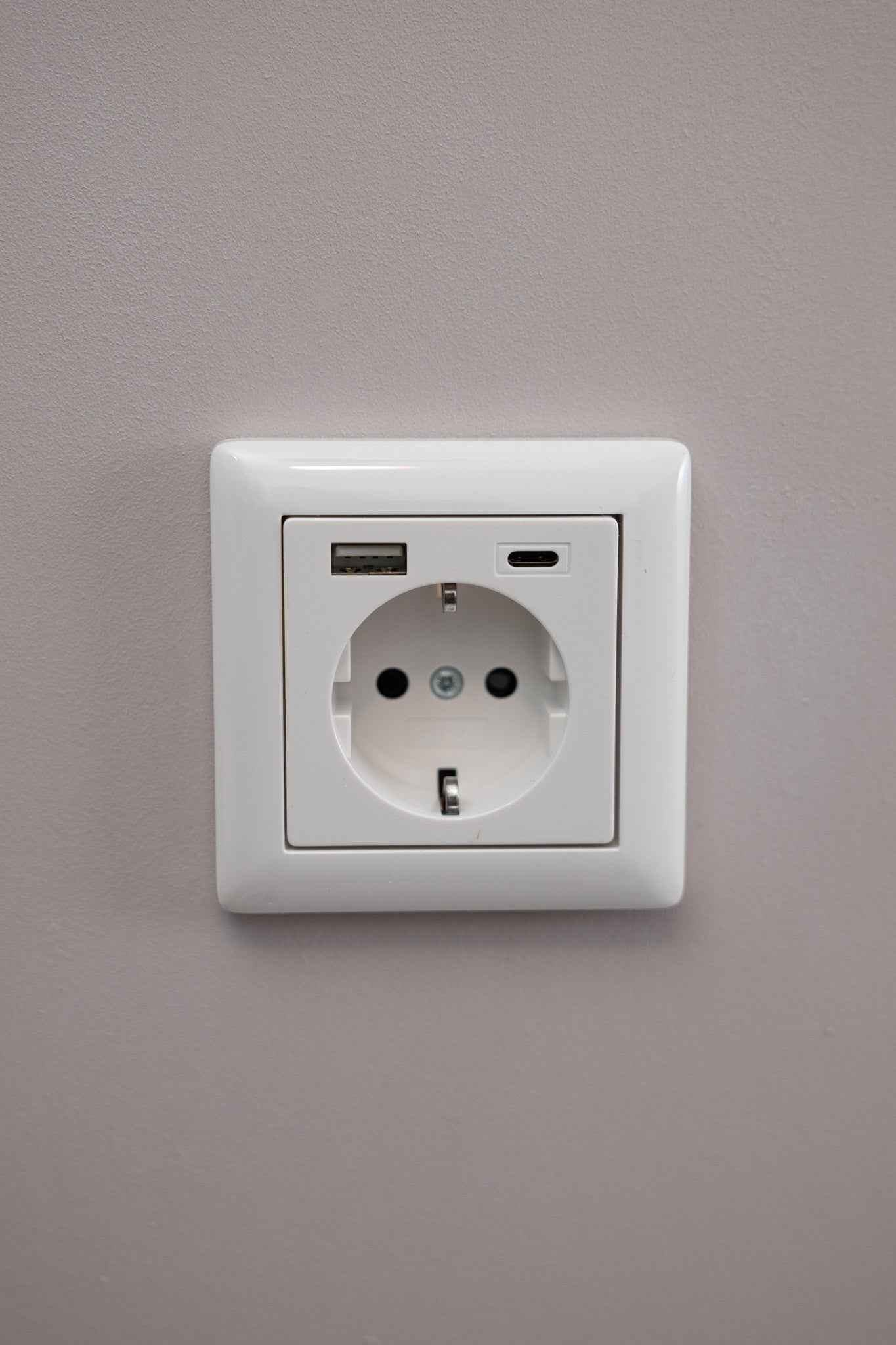 Gira-Weiß-Glänzend-S55-Komfort, Uncategorized, Anders Smart