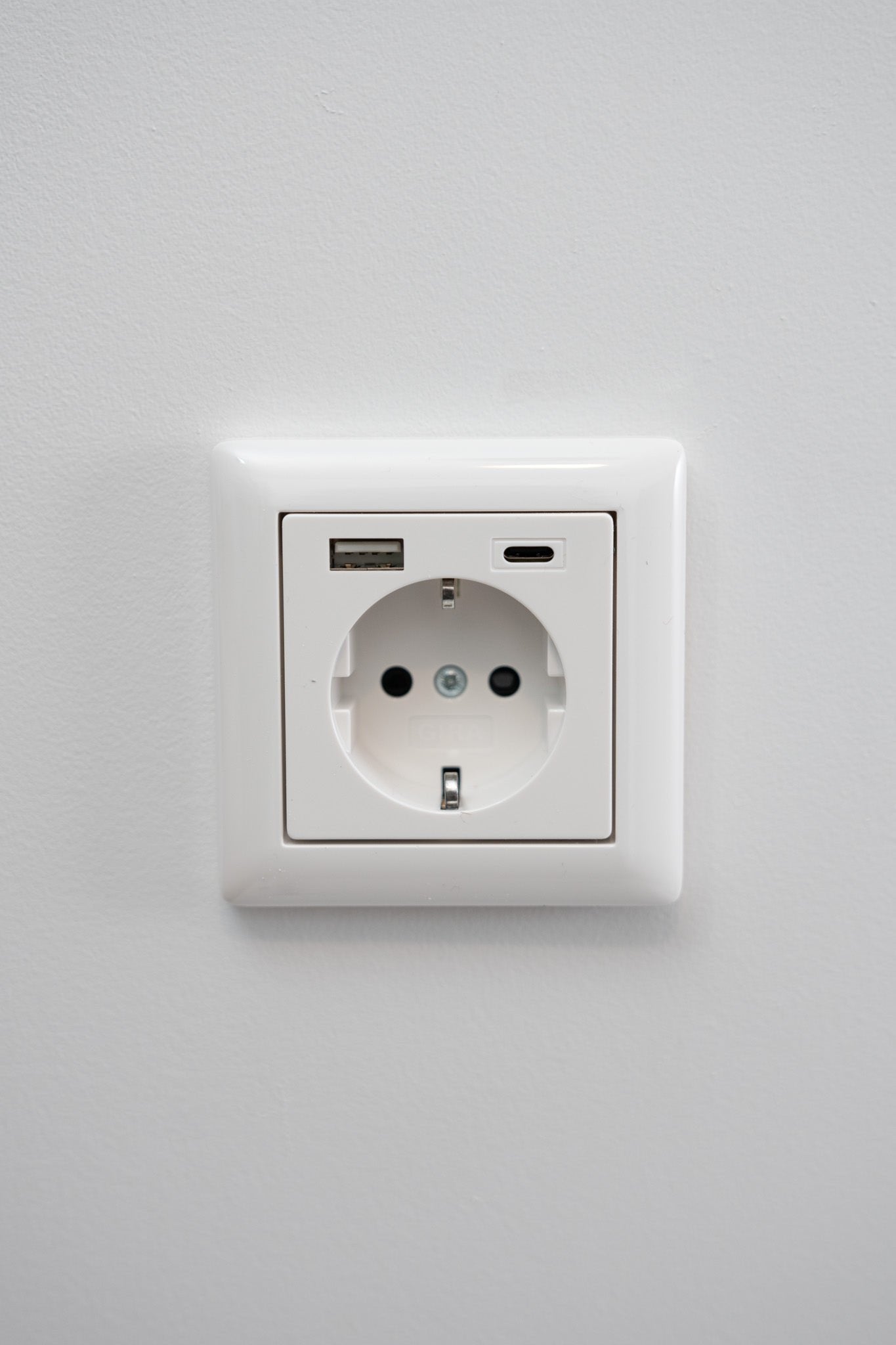 Gira-Weiß-Glänzend-S55-Komfort, Uncategorized, Anders Smart