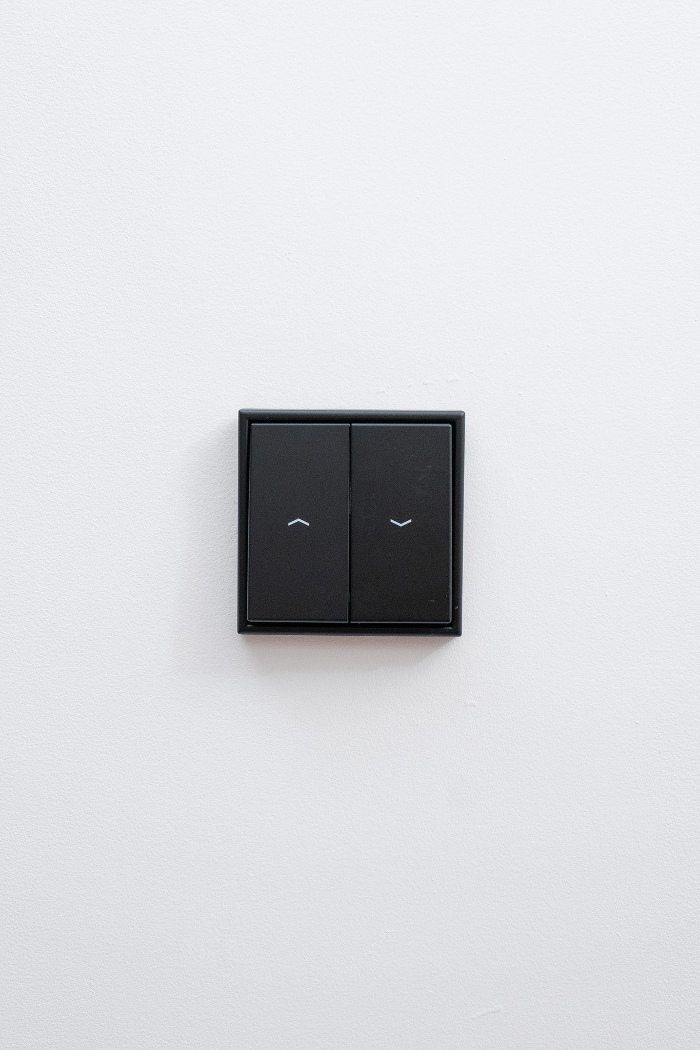 Jalousie-Analog-JUNG-Schwarz-Matt-LS, Uncategorized, Anders Smart