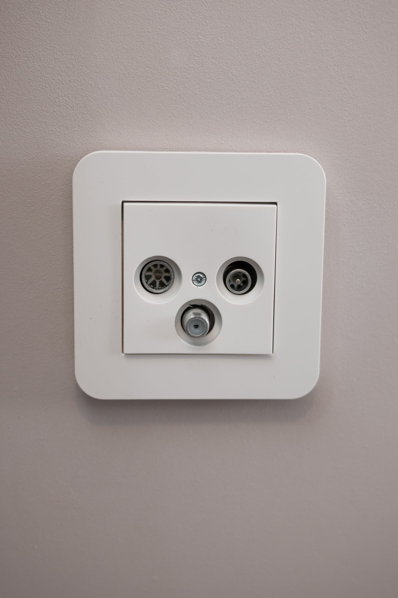 Gira-Weiß-Glänzend-E3-Standard, Uncategorized, Anders Smart