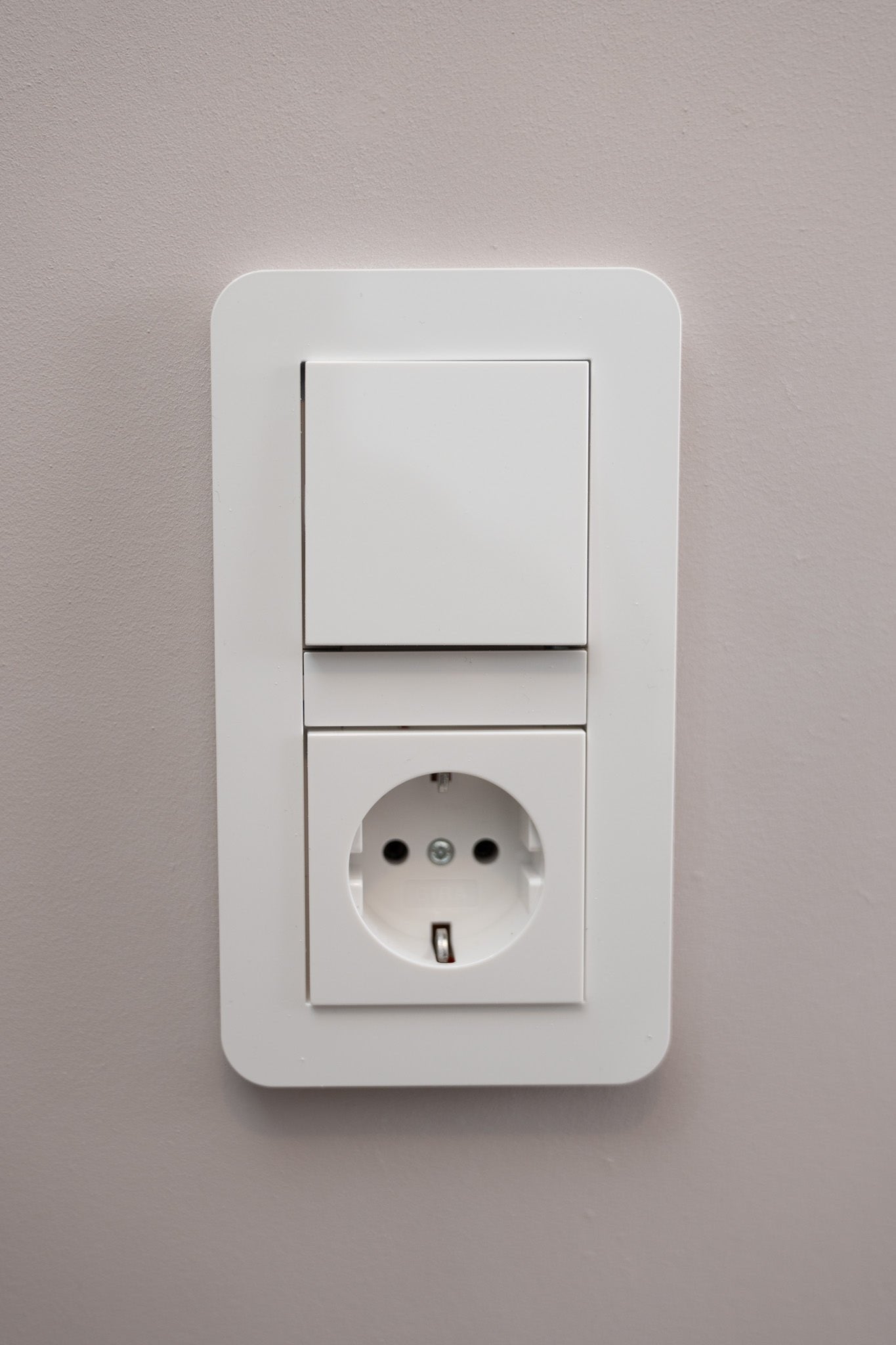 Gira-Weiß-Glänzend-E3-Standard, Uncategorized, Anders Smart