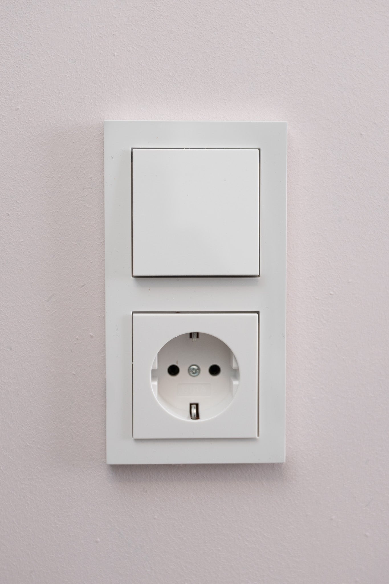 Gira-Weiß-Glänzend-E2-Standard, Uncategorized, Anders Smart