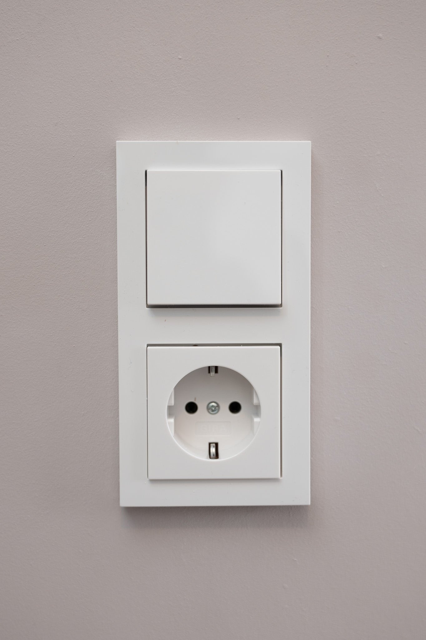 Gira-Weiß-Glänzend-E2-Standard, Uncategorized, Anders Smart