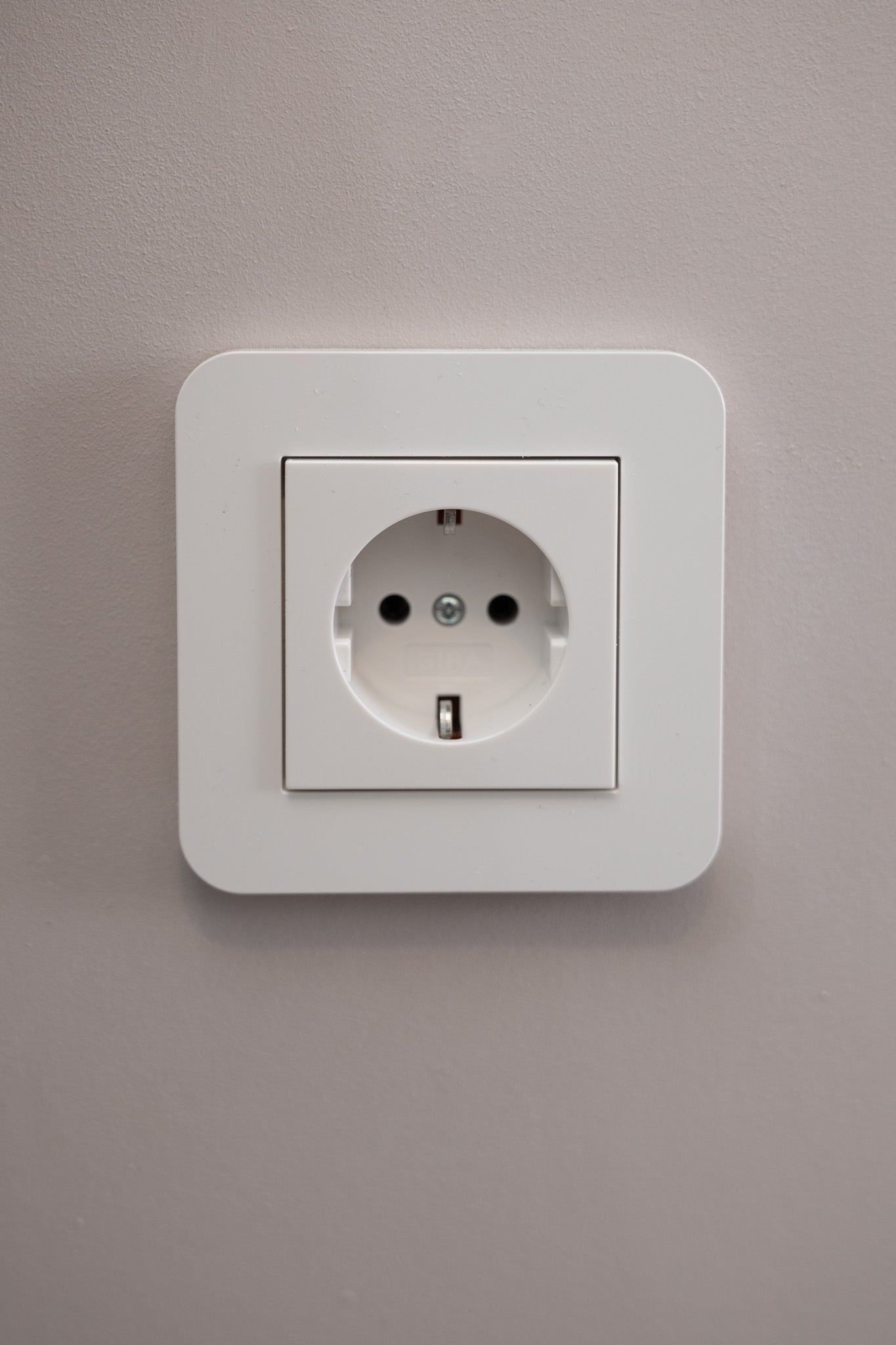 Gira-Weiß-Glänzend-E3-Standard, Uncategorized, Anders Smart